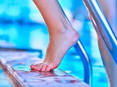 La infección por hongos en las uñas de los pies puede ocurrir en la piscina