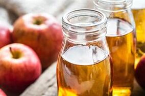 Vinagre de sidra de manzana para tratar los hongos en las uñas